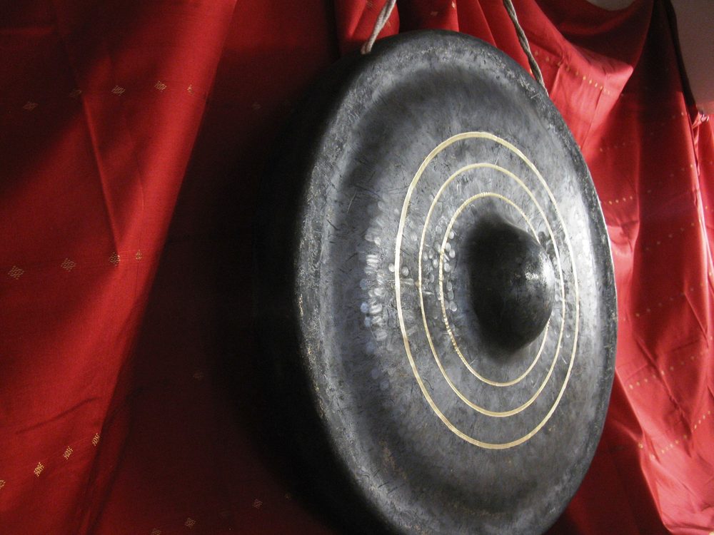Bao-Gong mit gewölbtem Mittelfeld vor rotem Tuch