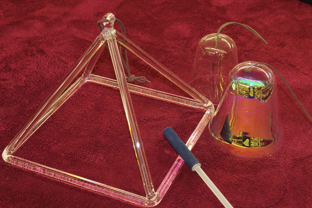 Kristallpyramide und Kristallglocken