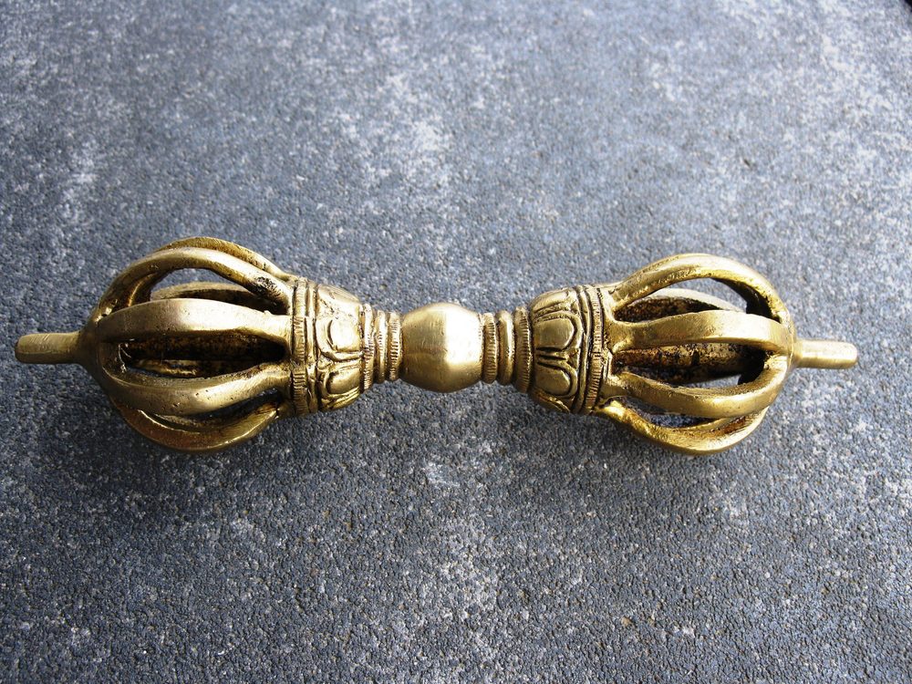 Goldener Messing-Dorje auf Steinuntergrund