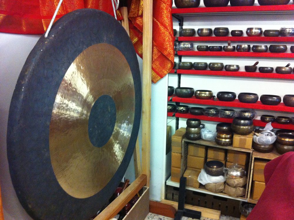 Großer Gong mit dunklem Rand im Laden
