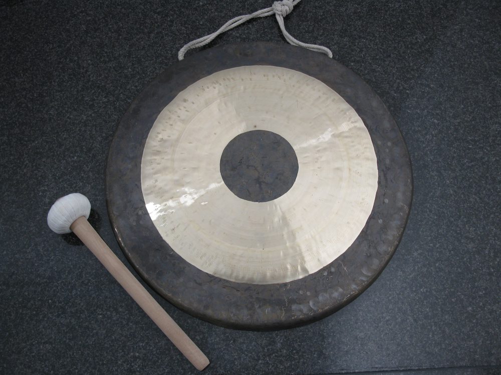 Flacher Gong mit weißem Schlägel