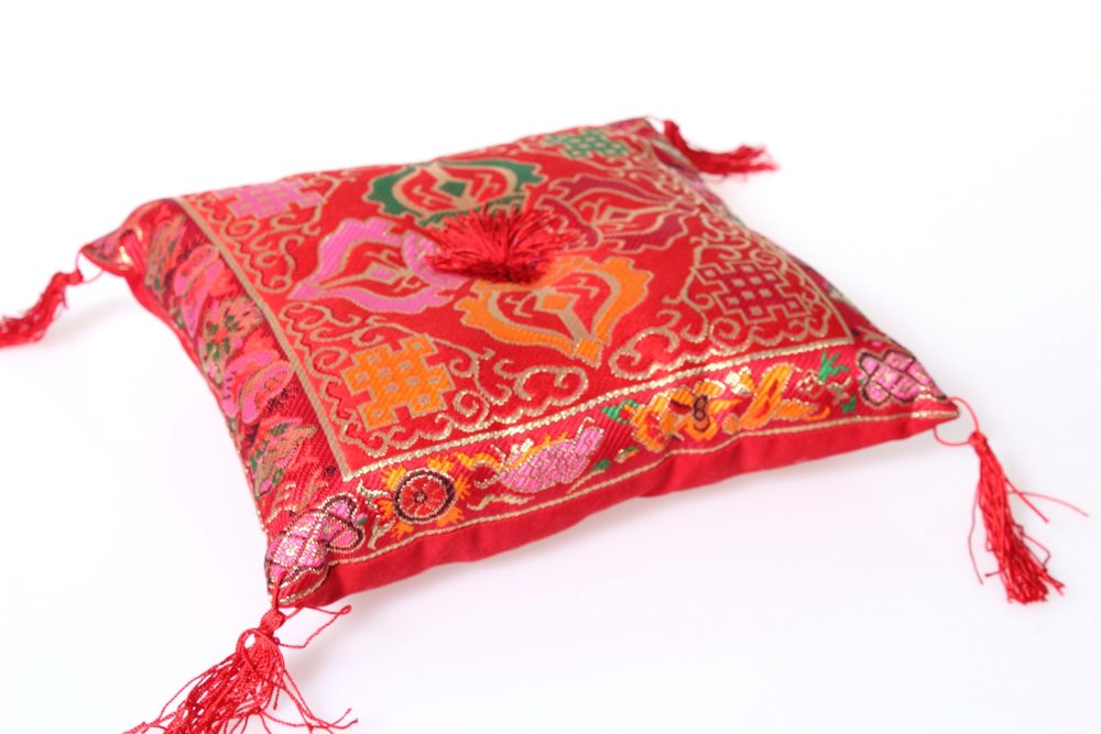 Rotes besticktes Brokatkissen mit Quasten