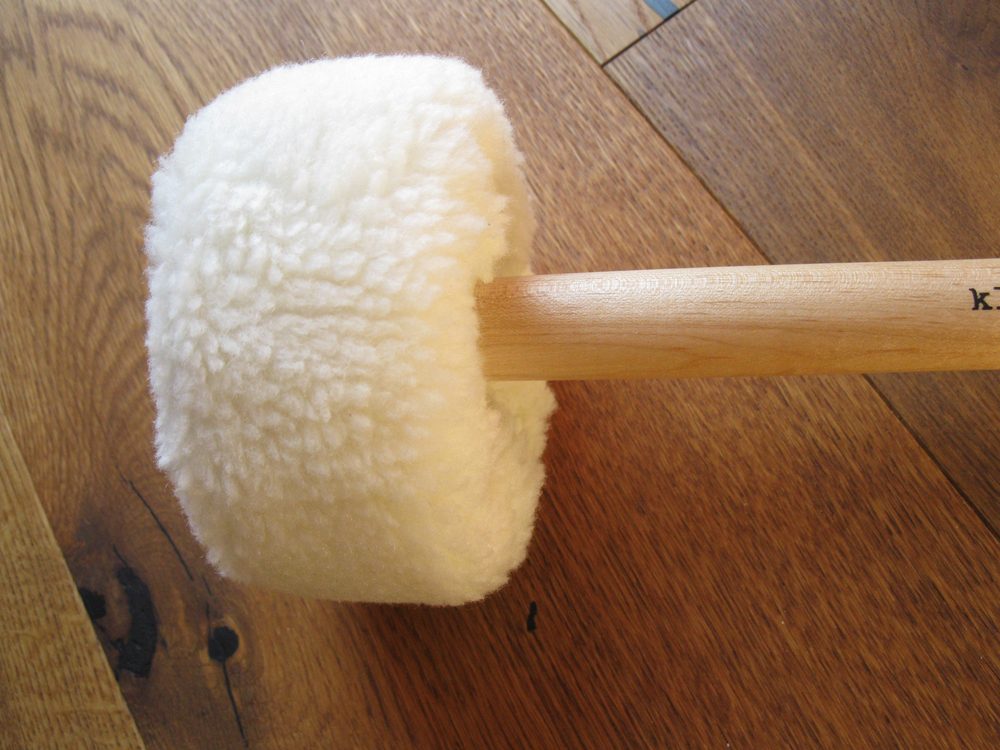 Großer Lammfellklöppel mit Holzstiel