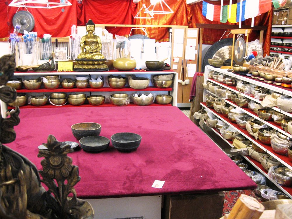 Blick durch den Showroom über einen Tisch mit ausgelegten Schalen