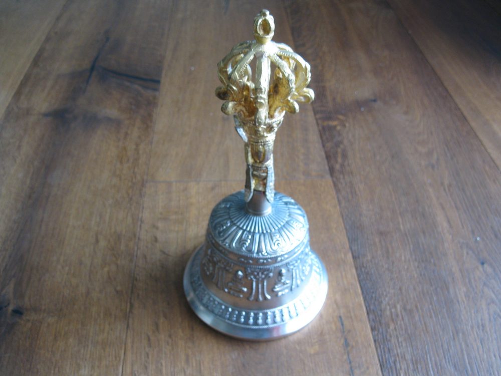Kleine Glocke mit goldenem Vajra-Griff