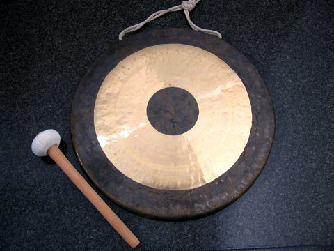 Ein Tamtam-Gong mit Schlägel